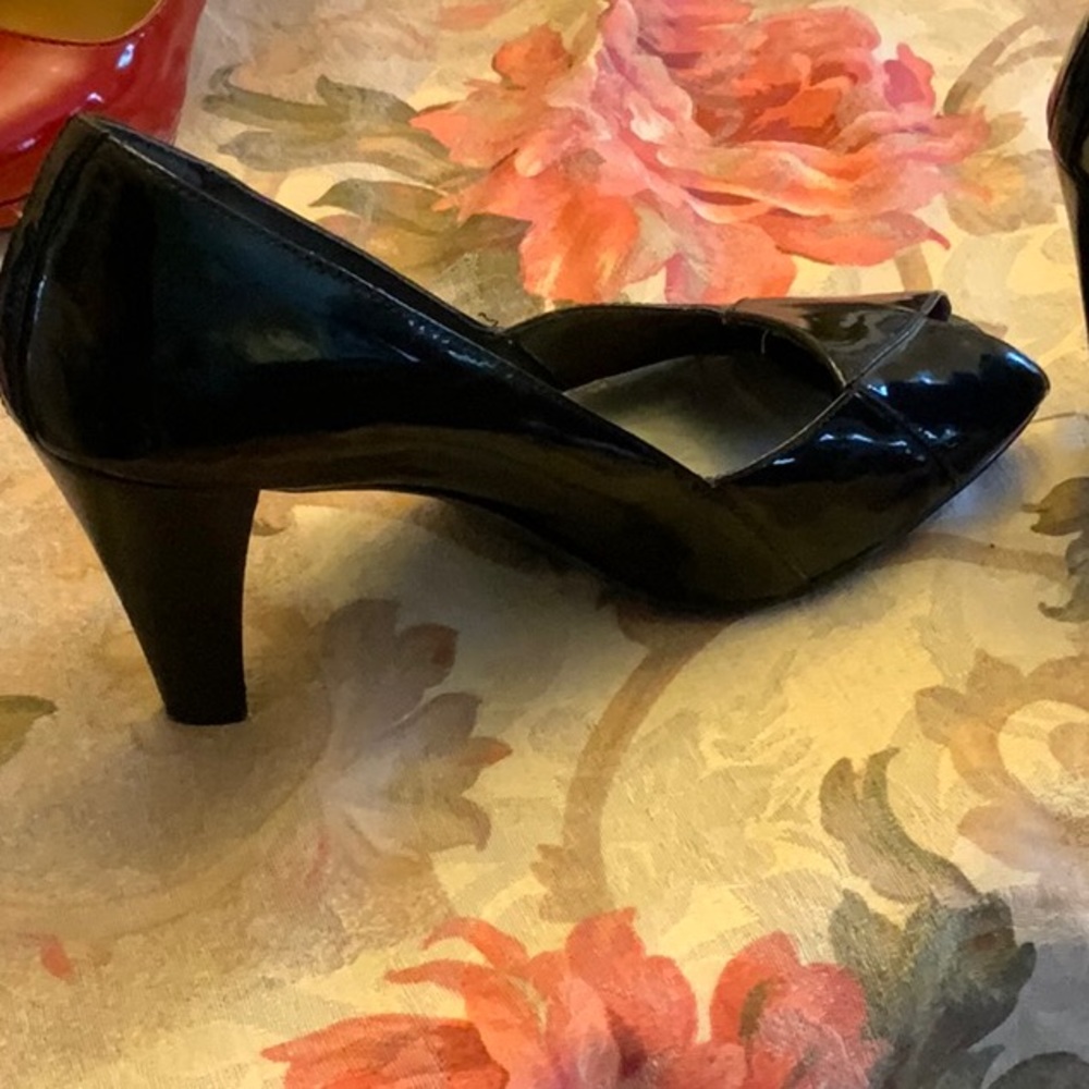 Black peep toe glossy Nine West pumps